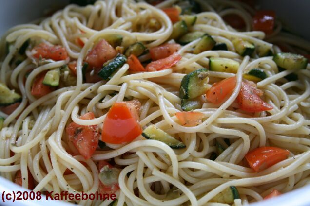 Spaghetti mit Zucchini und Kapern