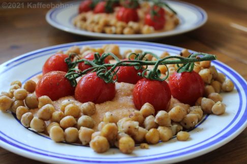 Cremige Tomaten-Polenta mit Kichererbsen