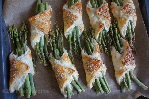 Grüner Spargel in Blätterteig