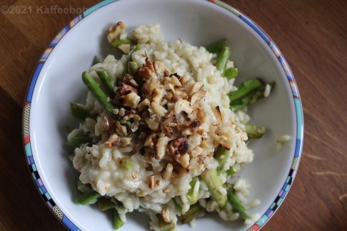 Grünes Spargelrisotto mit Walnüssen