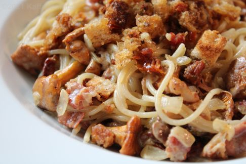 Spaghetti mit Pfifferlingen und Tomaten-Pangrattato