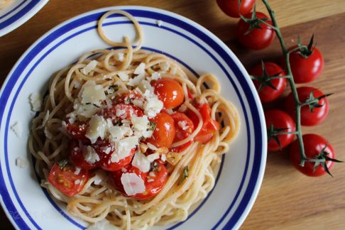 Spaghetti mit Salbei und Tomaten