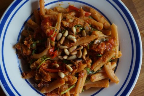 Vegane Linsen-Pasta mit Pesto Rosso und Rucola